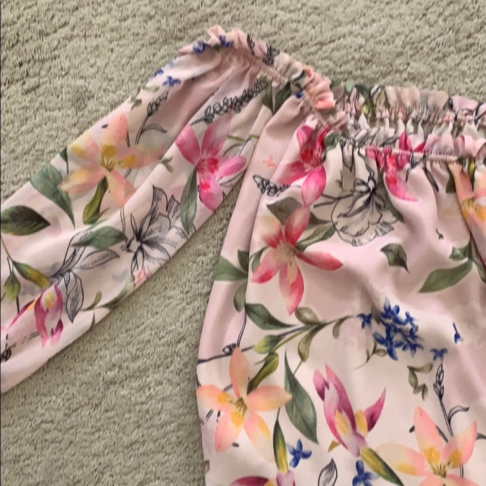 Revolve Floral off the shoulder top - Picture 4 of 6